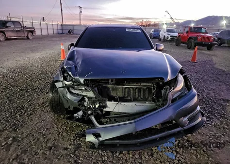 2013 Mercedes-Benz C 300 4Matic z USA, uszkodzony, nr VIN WDDGF8AB6DR247882